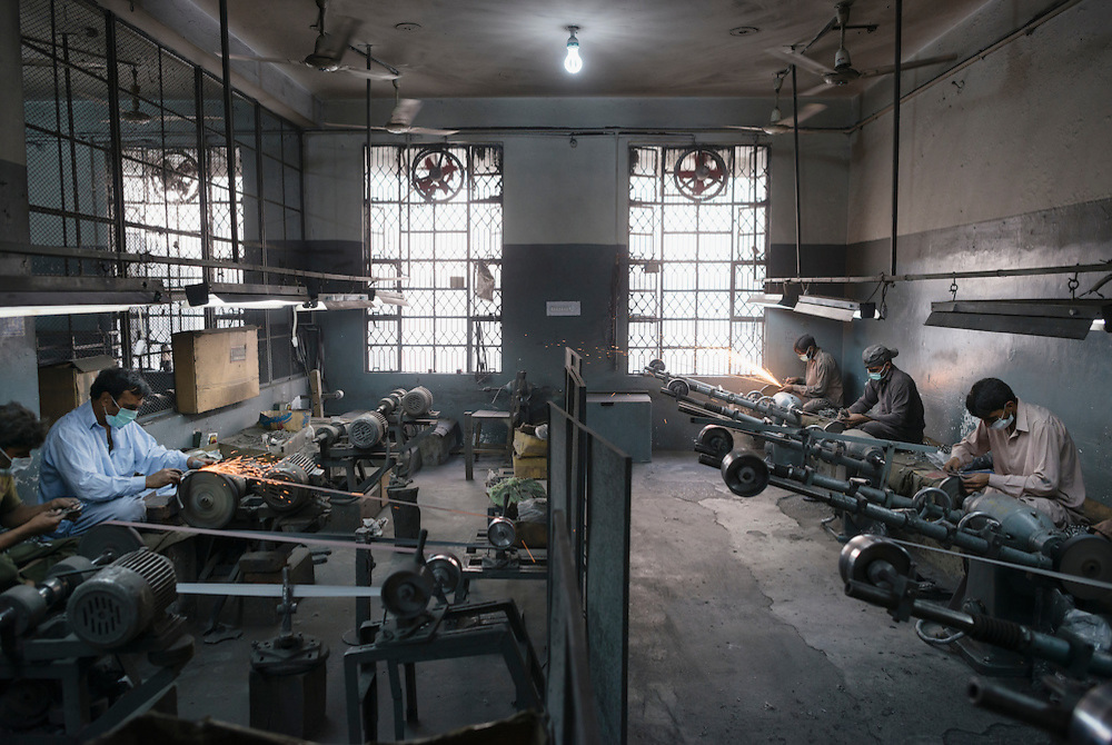 20141027 Sialkot
The larger factories in direct contact with Swedish buyers have shown improvements with better lighting and ventilation. But there is still work to be done regarding safety equipment.
Foto: Vilhelm Stokstad / Kontinent